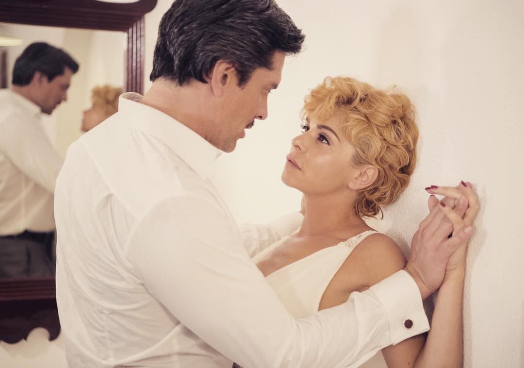 El histrión comenzó a cortejarla durante las grabaciones y poco a poco se fue ganando su confianza, sin embargo la relación no prosperó.