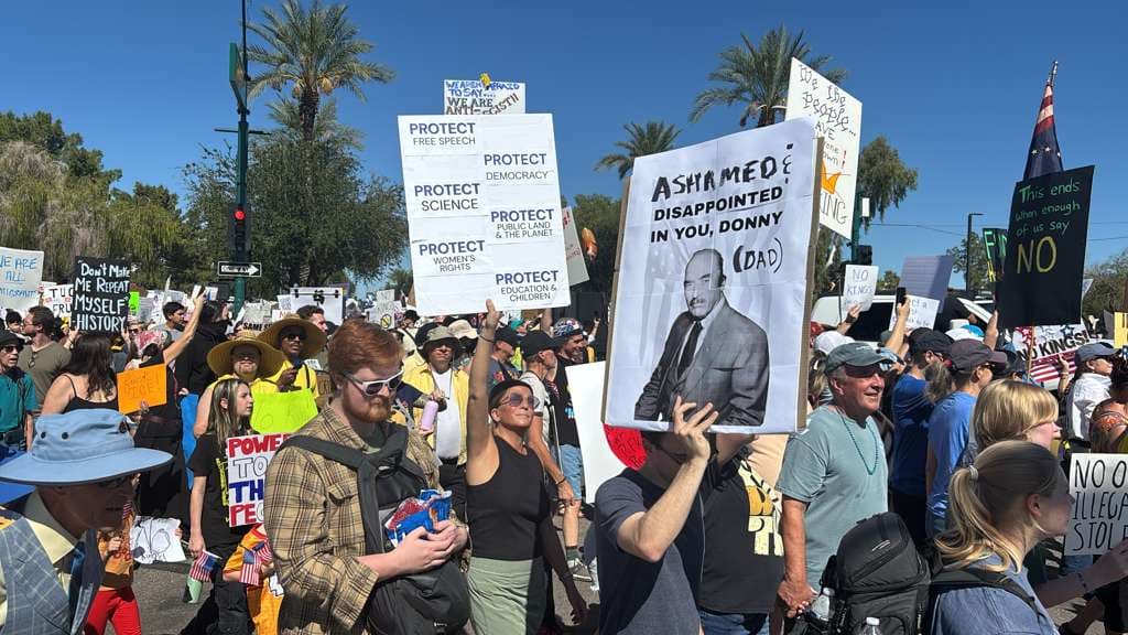 Miles de personas en Phoenix acudieron este sábado, alrededor del medio día, a la cita por la
<b> movilización No Kings</b>.