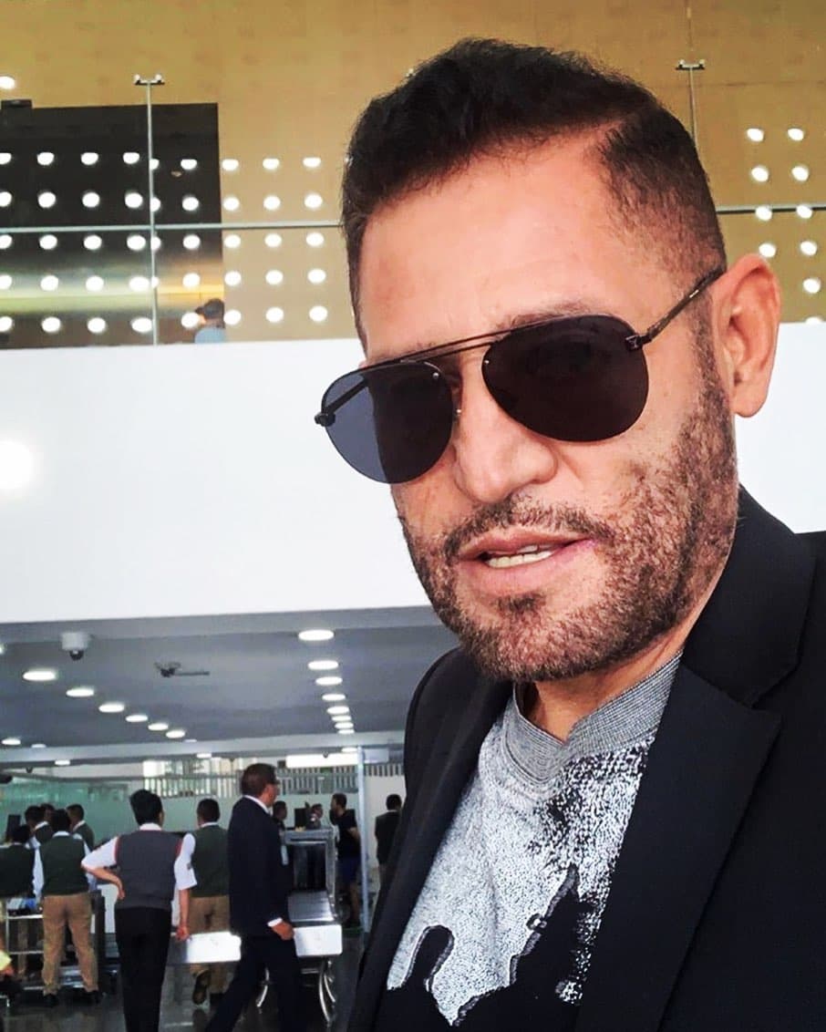 Como si esto no fuera suficiente, posteriormente, su madre también lo dejó a cargo de sus abuelos y
<b>Barraza</b> no volvió a convivir con ella.