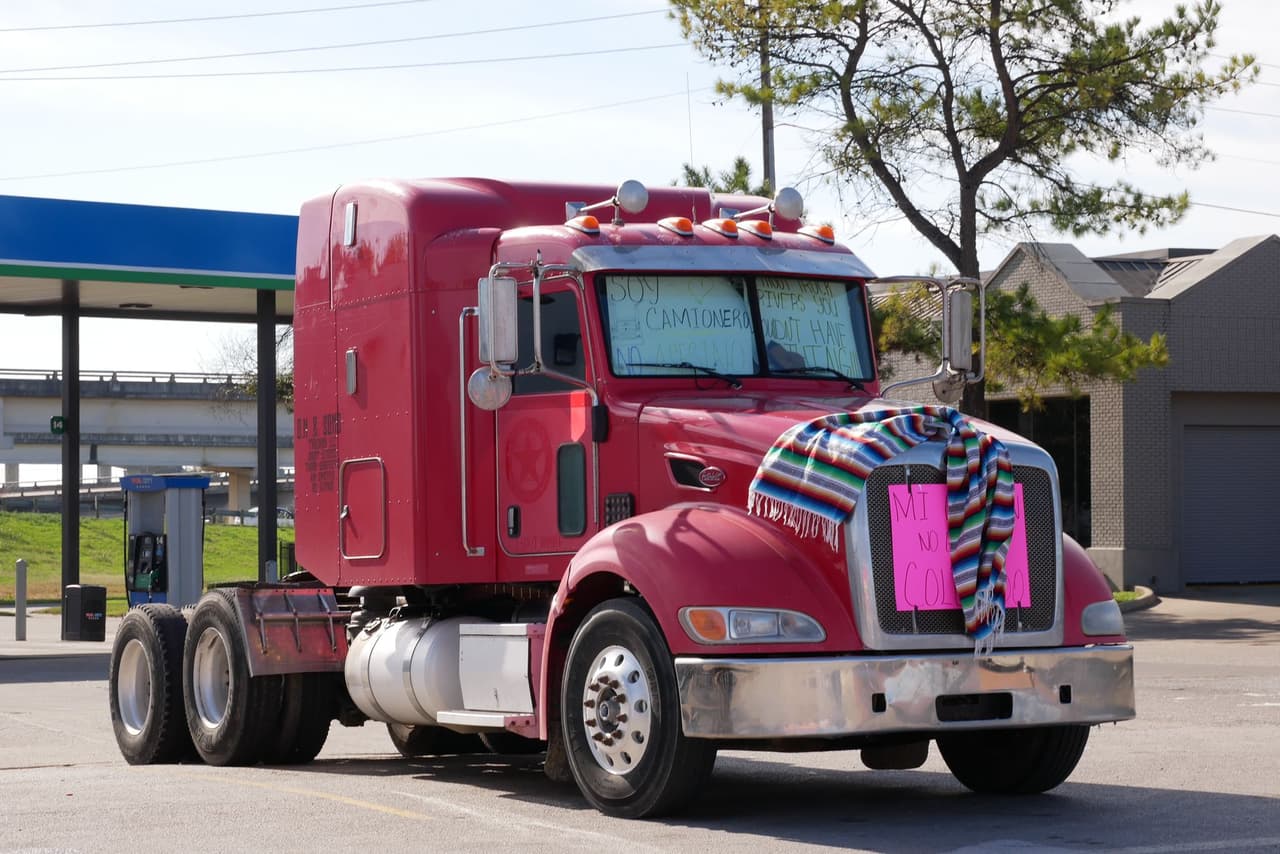 Con cartelones y pancartas en sus camiones, los conductores
<a href="https://www.univision.com/local/austin-kakw/lulac-busca-ayuda-para-rogel-aguilera-camionero-sentenciado-a-110-anos-de-carcel">hispanos y latinos dejaron ver su desacuerdo con la condena de 110 años </a>i nterpuesta a Rogel.