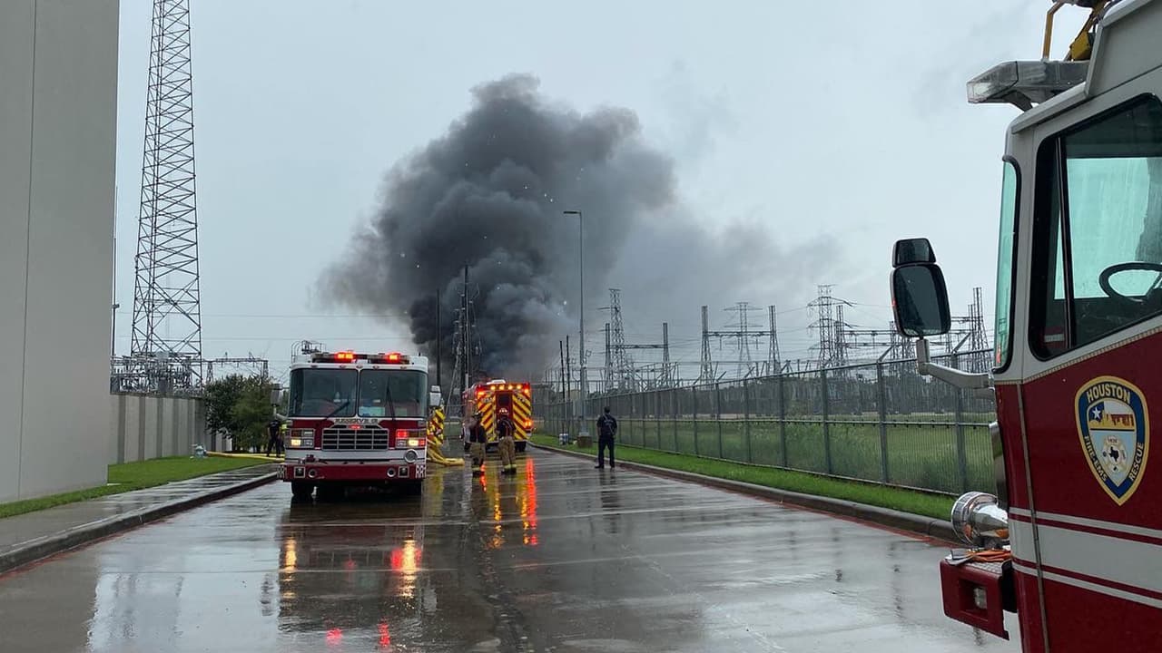 Fuerte incendio se reporta en subestación eléctrica al noroeste de Houston