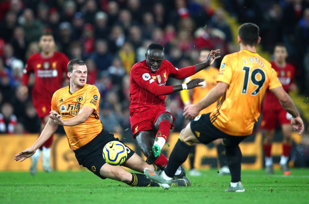 Adam Lallana asistió a Sadio Mané para el triunfo del Liverpool 1-0 sobre el Wolverhampton, a quien el VAR le anuló un gol por fuera de lugar.