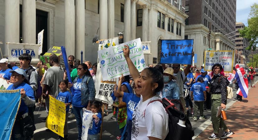 Personas de todas las edades y nacionalidades se congregaron en las principales calles del sur de Filadelfia.