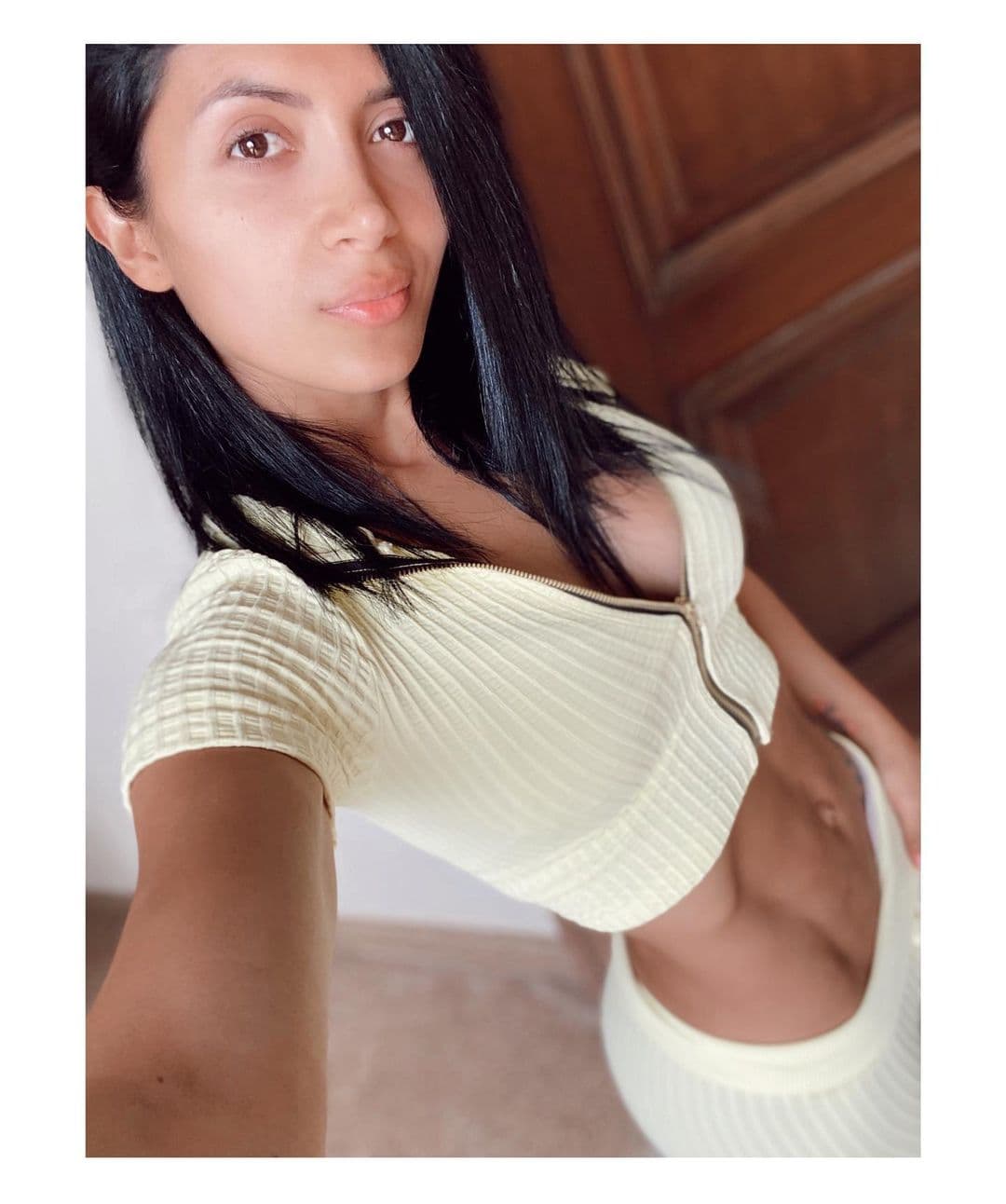 Flores también se lanzó como cantante y ha contado con el apoyo incondicional de Edwin Luna, aunque ella pertenece al género urbano y no al regional mexicano.