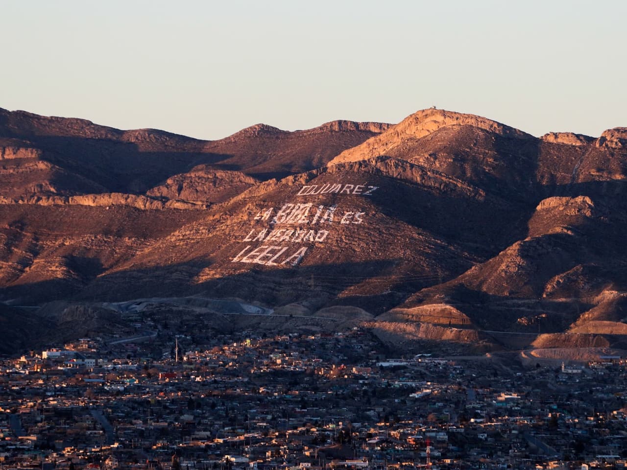 "'La Biblia es la Verdad': los mensajes consignados en las montañas de Ciudad Juarez".