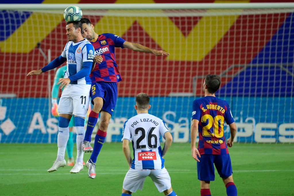 Javier Puado y Sergio Busquets se llevan un gran golpe luego de disputar el balón en el aire.