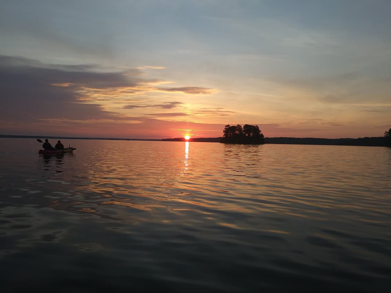 <a href="https://gastateparks.org/Mistletoe"><b>Mistletoe State Park (Appling)</b></a>. Disfruta de las vistas panorámicas de uno de los lagos más grandes del sureste del país, el lago Clarks Hill. Cuenta con 15 millas de senderos para caminar y andar en bicicleta alrededor del parque que brindan una variedad de puntos para tomar fotografías y lugares de descanso para disfrutar. El Parque Estatal Mistletoe también es conocido como uno de los mejores lugares para pescar lubinas y un excelente destino para navegar. Encontrarás una variedad de alojamientos, incluidos campamentos primitivos y utilitarios, así como cabañas.
<br>
<br>
<a href="https://goo.gl/maps/XpEncKUtLCeq5Y3u9"><b>Cómo llegar</b></a>
