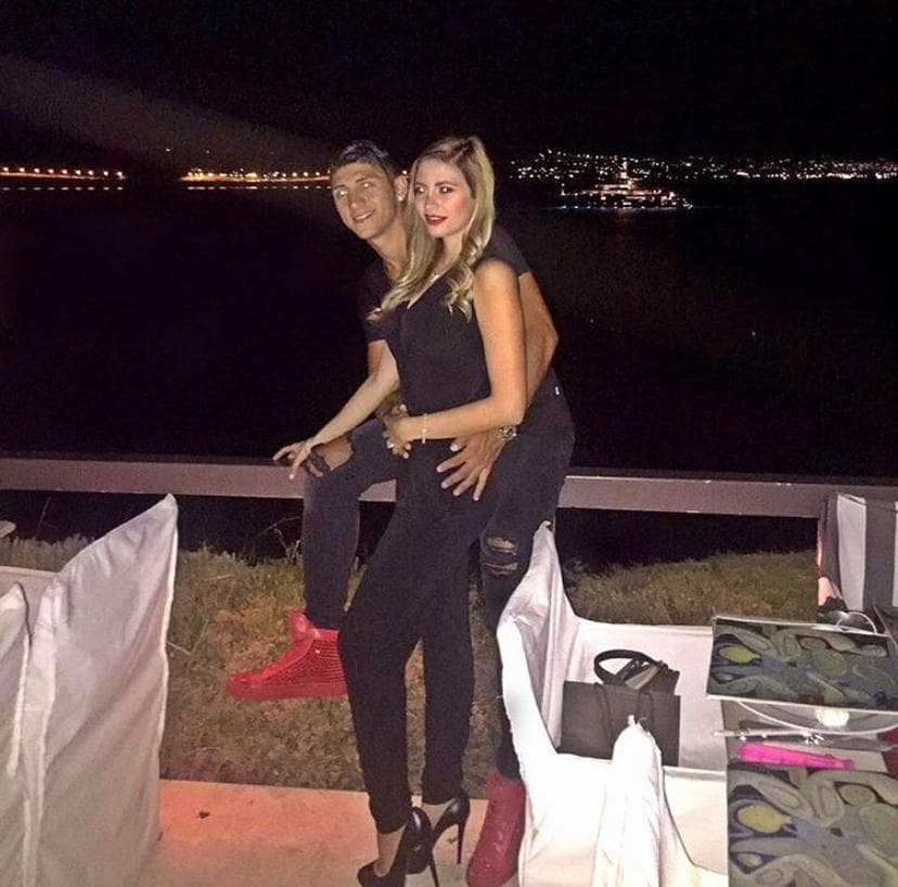 <b>Gran variedad de tenis</b>
<br>No sabemos cuánto de su presupuesto invierta en tenis; sin embrago, si de algo estamos seguros, es que le encanta comprar tenis de marcas caras y tener mucha variedad para cada ocasión.