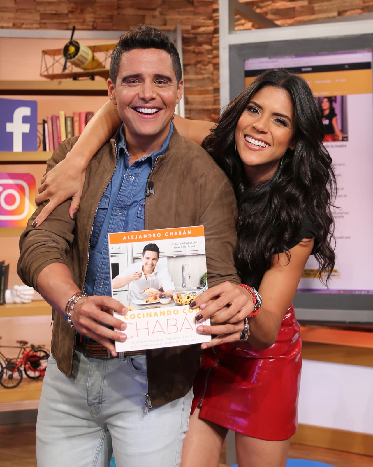 Como promotora oficial de su gran amigo, Francisca le pidió que mostrara este nuevo libro del cual ella seguramente también tomará muchas recetas.