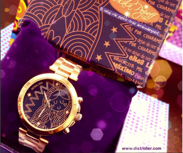 Y si la virgen está en las carteras y en las medias ¿cómo no ponerla en un reloj infantil? Esta marca ha desbordado las fronteras y ha abierto mercado en otros países de Latinoamérica como Colombia en donde la devoción por la virgen también existe.