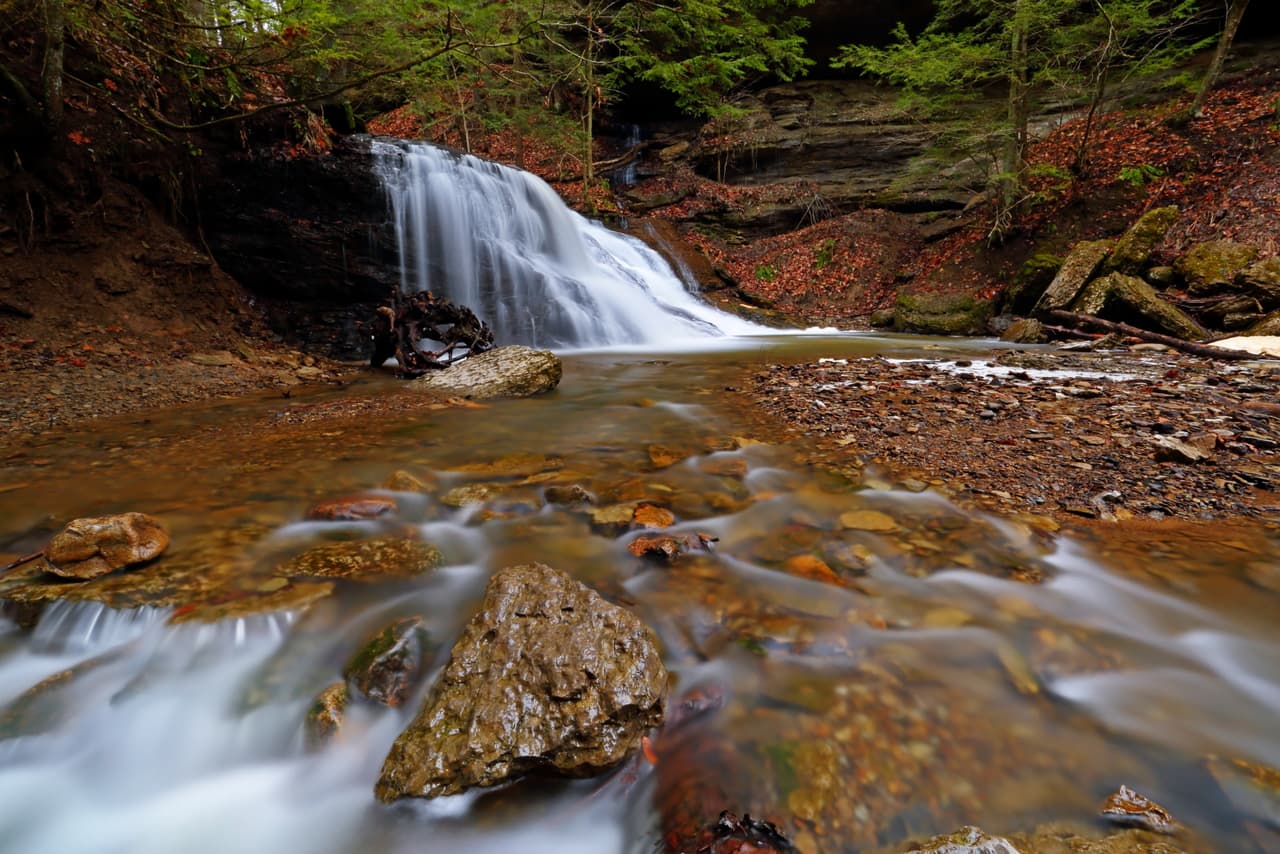 Hell's Hollow Falls es la cascada más grande en McConnell's Mill State Park en términos de volumen de agua.