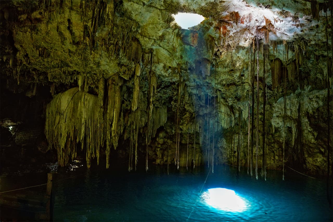 Cerca a la munipalidad de Valladolid quedan los cenotes Xkeken y Samula. El primero, en la fotografía, debe su nombre a la palabra maya "X'Keken",que significa "cerdo". Al parecer, su descubrimiento se dio porque los habitantes locales tenían un cerdo que se iba de paseo en las épocas de sequía y llegaba cubierto de lodo. Así, gracias a la habilidad del cerdo para encontrar el agua, los habitantes descubrieron este lugar de ensueño.