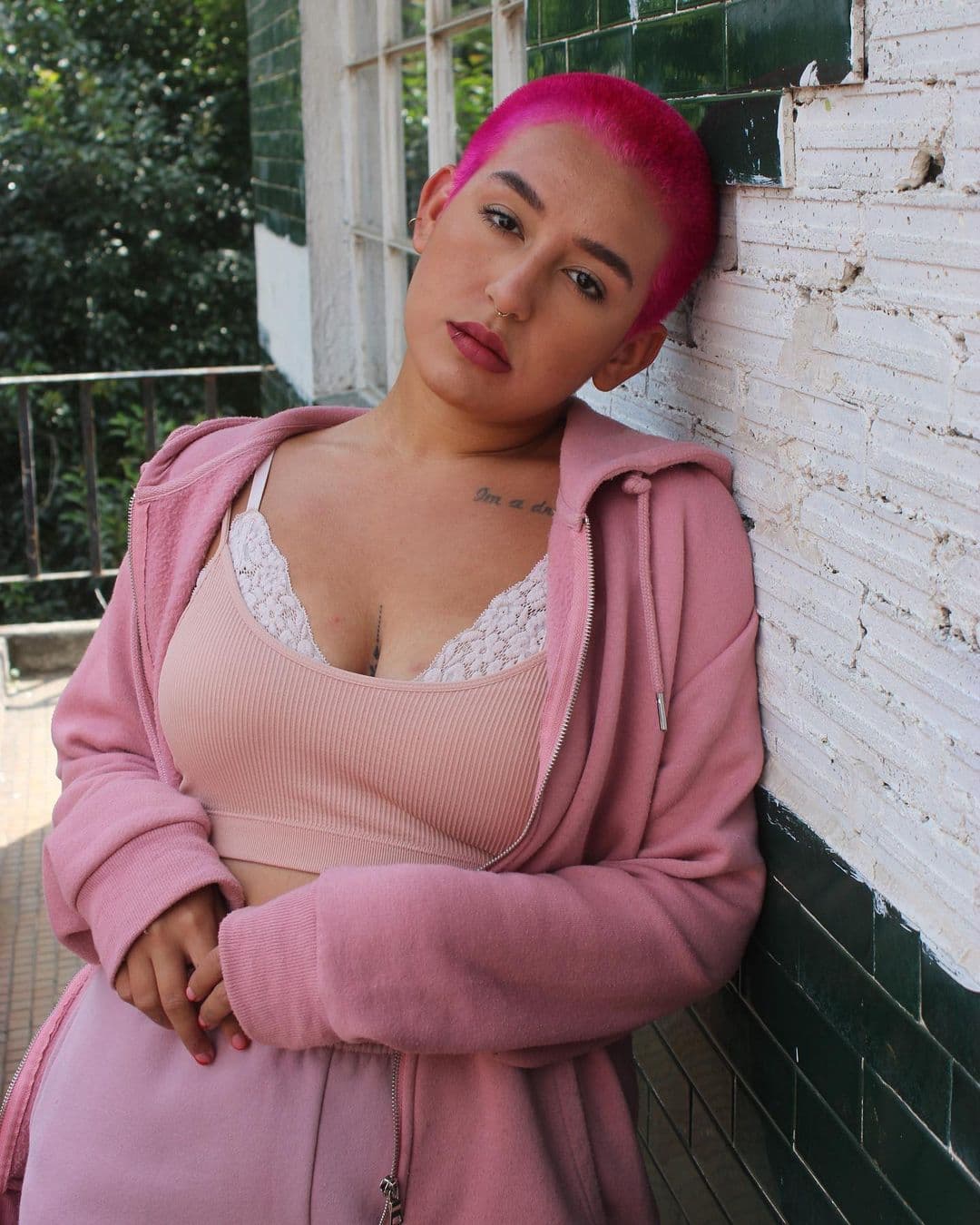 A su defensa salió su mamá, Niurka Marcos. "Yo creo que Romi está haciendo ahorita algo parecido, yo lo hice con las transparencias y el estilo de que se me marcaron los pezones y me criticaban por eso en mi época", dijo la vedette.