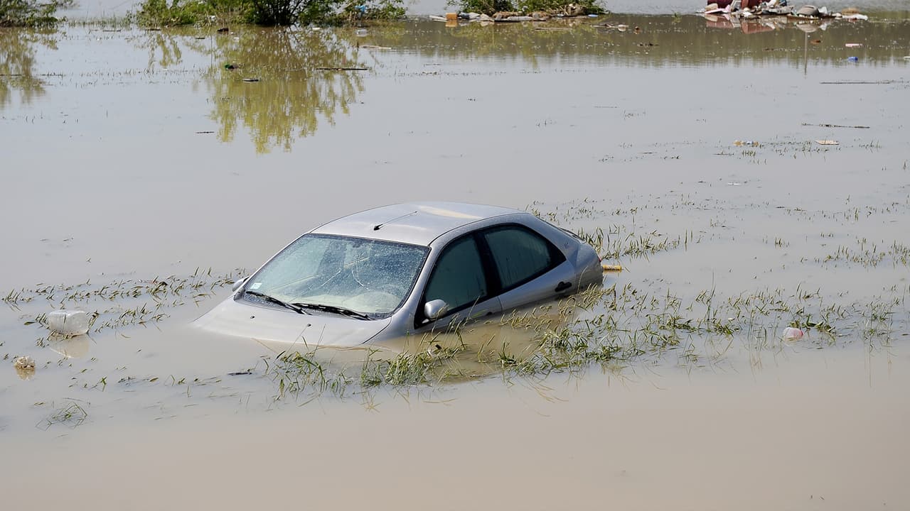 <b>Durante una inundación</b>
<br>- Busca un terreno más alto de inmediato.
<br>- Obedece las órdenes de evacuación. Cierra con llave tu casa y desconecta los servicios públicos y los electrodomésticos.
<br>- No entres en un sótano ni en ninguna habitación si el agua cubre los enchufes eléctricos o si los cables están sumergidos.
<br>- Si ves chispas o escuchas zumbidos, crujidos, chasquidos o estallidos, sal de inmediato.
<br>- No camines por las aguas de inundación. Sólo se necesitan 6 pulgadas de agua en movimiento para derribarte.
<br>- Si estás atrapado por el agua en movimiento, muévete al punto más alto posible y llame al 911 si es posible.
<br>- No conduzcas en carreteras inundadas o alrededor de una barricada. Un vehículo puede ser arrastrado en segundos.