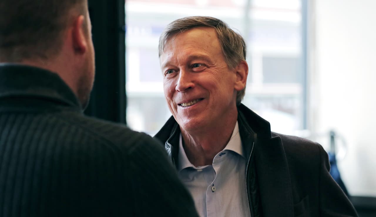 <b>John Hickenlooper,</b> exgobernador de Colorado entre 2011 y 2019 y exalcalde de Denver por ocho años. Su estado fue el primero en legalizar la marihuana y allí también se aprobó un polémico proyecto de ley para la verificación de antecedentes universales luego de un tiroteo en un cine de Aurora, que dejó 12 muertos. Hickenlooper supervisó la implementación de ambas leyes.