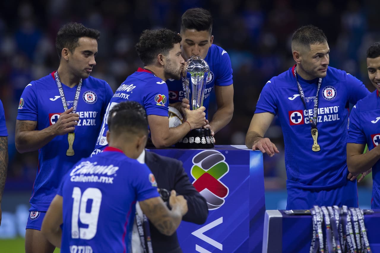 Todo el plantel de Cruz Azul festejó en grande la obtención del título del Guard1anes 2021 tras vencer a Santos en el marcador global de la Gran Final.