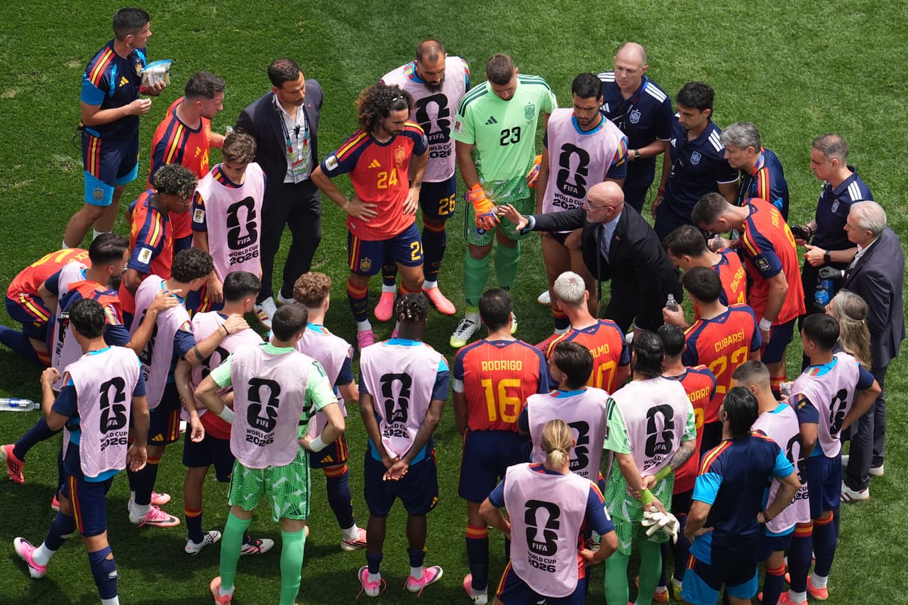 Luis de la Fuente, técnico español, replantea la estrategia durante la primera pausa de hidratación del partido.