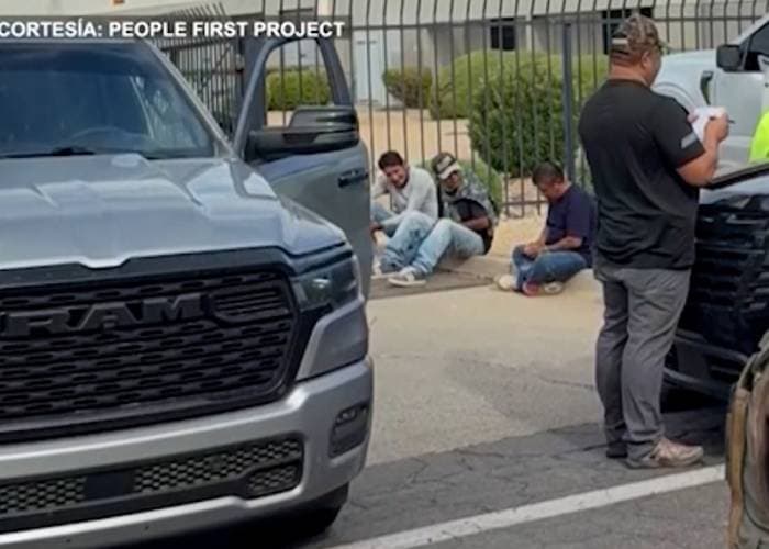 Imágenes del arresto de trabajadores en el estacionamiento de una tienda Home Depot en Phoenix.