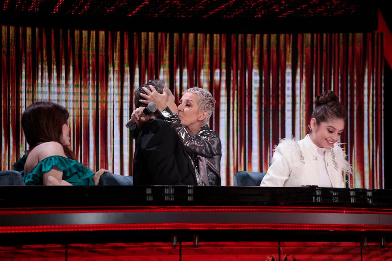 "Así es como nos saludamos siempre desde hace muchísimos años. Es un gran amigo, le adoro y estoy feliz de verle", explicó Ana Torroja a Univision Entretenimiento.