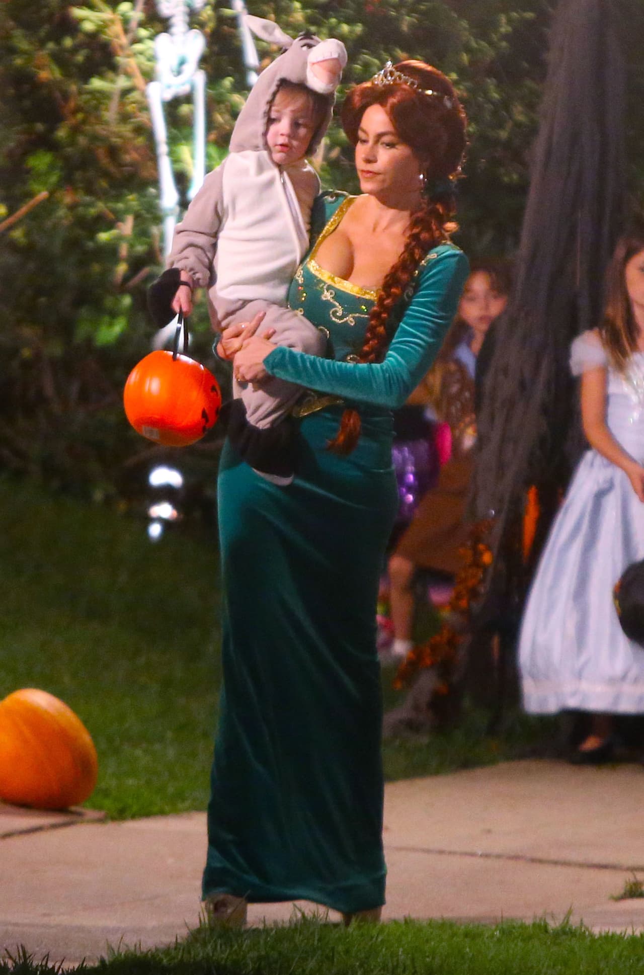 En la serie, Sofía lleva a su pequeño burrito a pedir dulces.