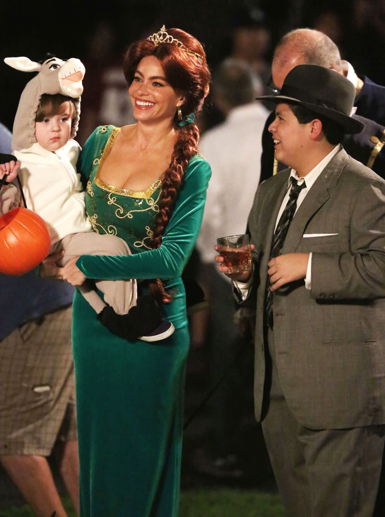 Rico Rodríguez, su otro hijo dentro de la serie, se disfrazó de un hombre de los años cuarenta.