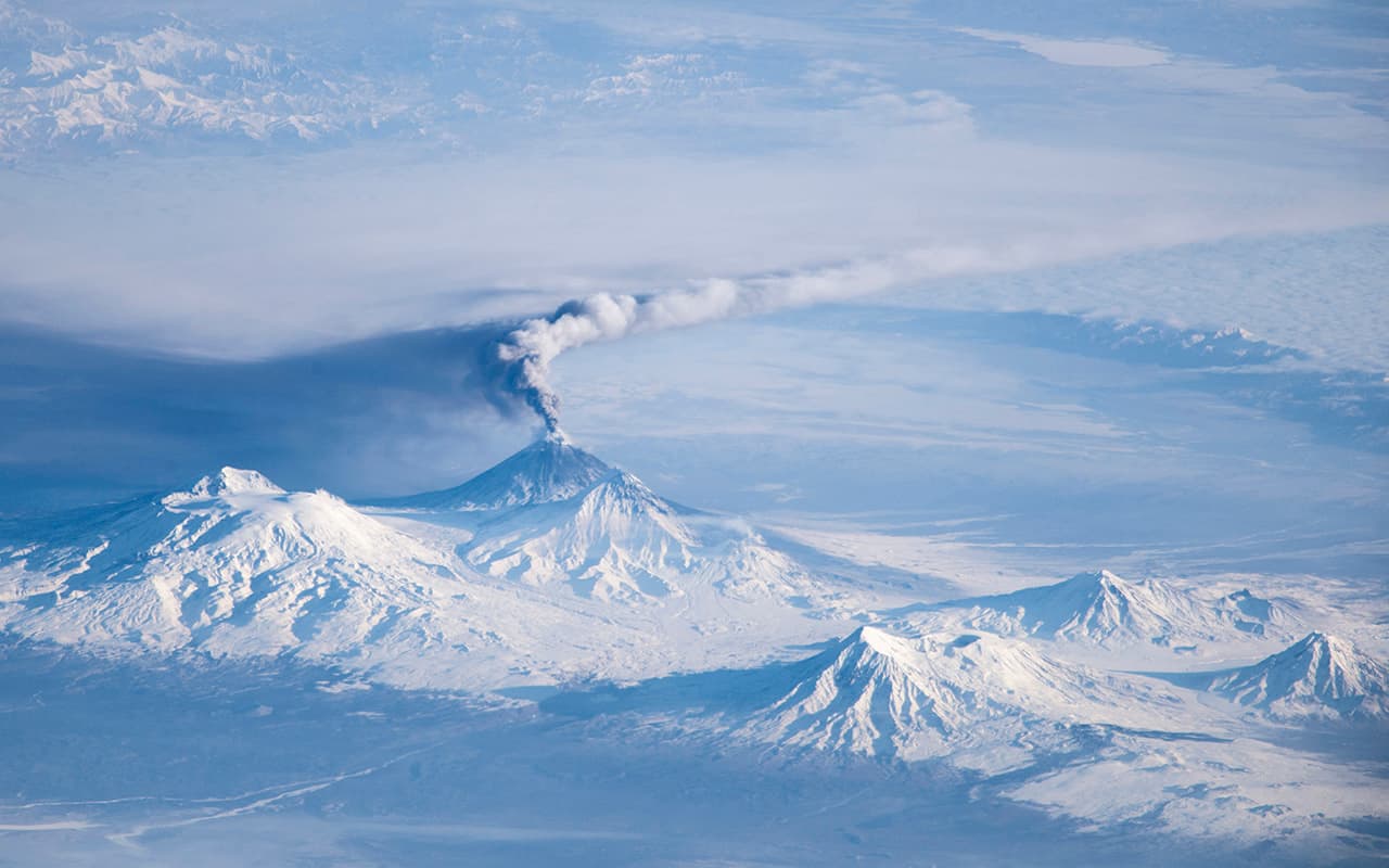 <b>Actividad en el volcán Klyuchevskoy.</b> Cuando las condiciones de visualización son favorables, los astronautas de la Estación Espacial Internacional (EEI) pueden tomar imágenes sorprendentes de la Tierra. Esta fotografía proporciona una vista del 'penacho' de una erupción, una combinación de vapor, gases y cenizas, del Klyuchevskoy, uno de los muchos volcanes activos en la península de Kamchatka, Rusia.
<br>
<br>
<br>