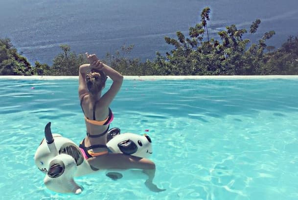 Otra que sacó su bikini y disfrutó del sol, la arena y el mar fue Belinda.