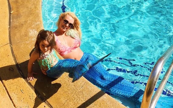 También se dejó ver como una linda sirena al lado de su pequeña sobrina.