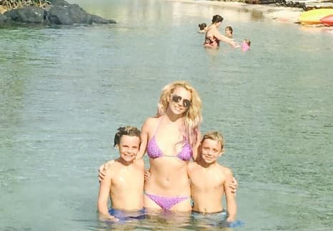 Britney Spears se fue de vacaciones a Hawái con sus muchachos y presumió bikinazo.
