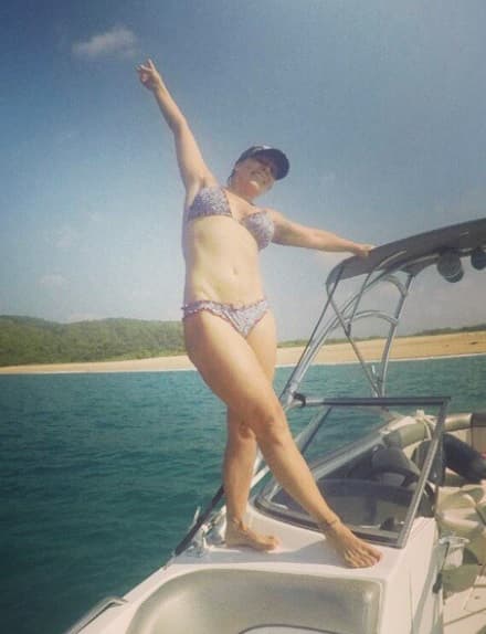 Alejandra Guzmán también lució su cuerpo en un seductor bikini.