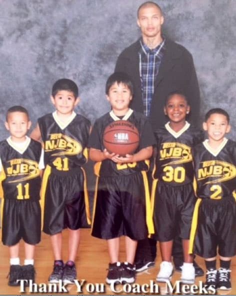 Una foto de cuando era coach de baloncesto para estos pequeños.