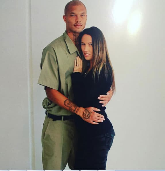 Ella es su esposa Melissa, quien siempre lo visitaba en prisión.