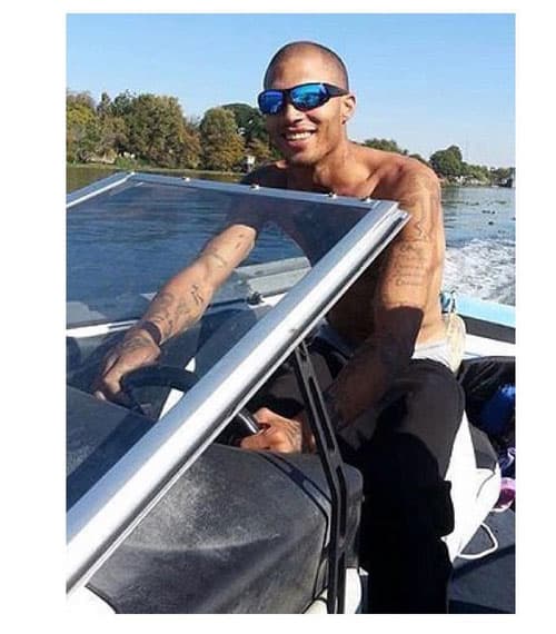 Tras cumplir su condena de poco más de dos años por posesión de armas, ya está libre.