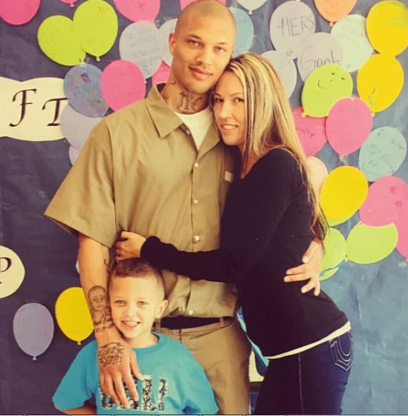 Y él es el pequeño Jeremy Jr., su hijo.