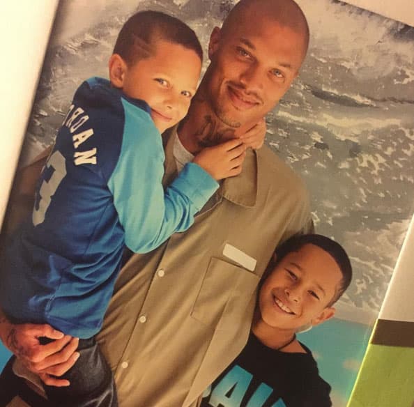 Estos dos pequeños son su adoración.