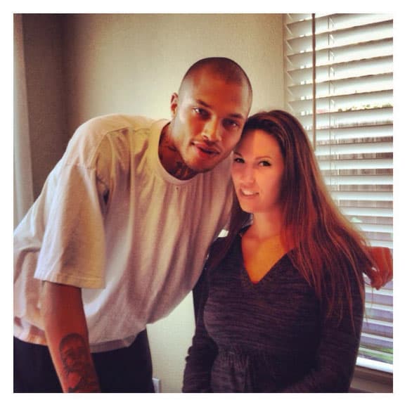 Ahora que está fuera y de nuevo con ellos, quiere aprovechar su fama.