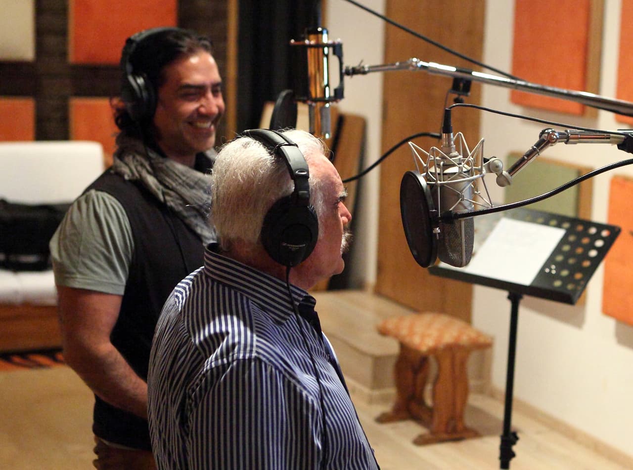 Hace unos años Alejandro y Vicente Fernández se reencontraron en el estudio de grabación después de más de 20 años de no haberlo hecho.