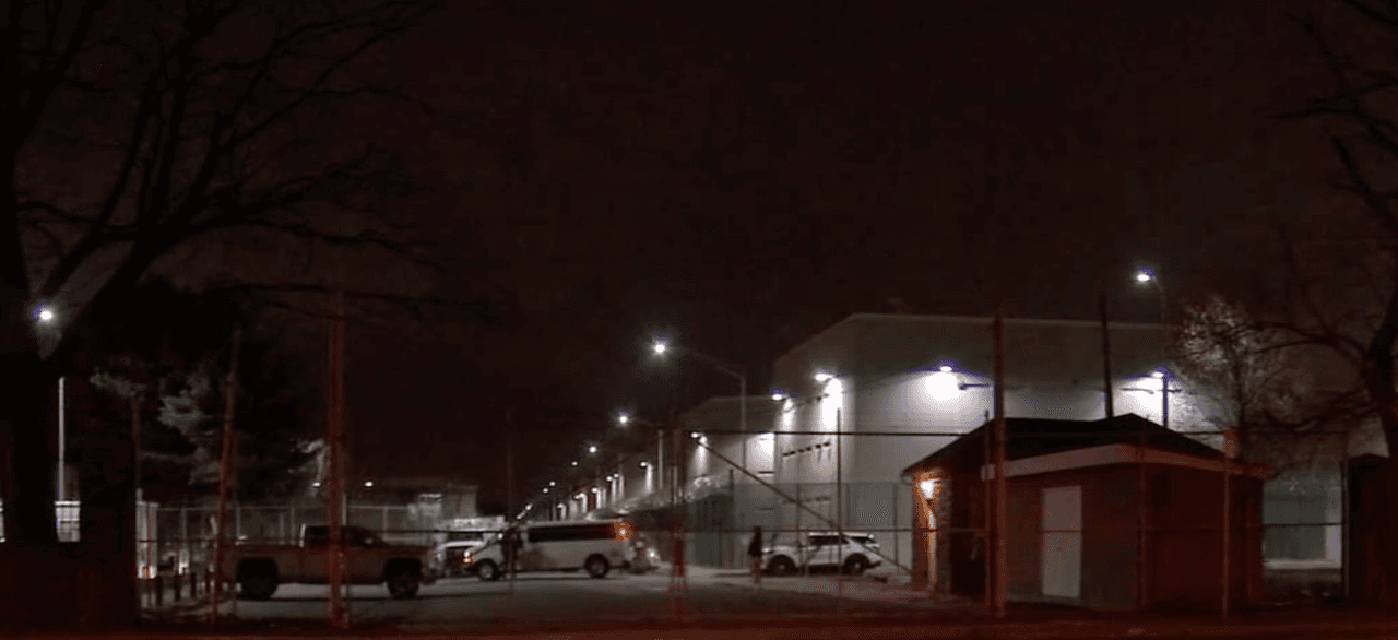 Small confirmó que no hay cámaras de vigilancia en el área inmediata donde ocurrió el tiroteo. "Según la información de algunos de los guardias en una choza cercana, no vieron el tiroteo", dijo Small. "Vieron lo que parecía ser un vehículo de color oscuro a toda velocidad desde los terrenos de la propiedad de la prisión".