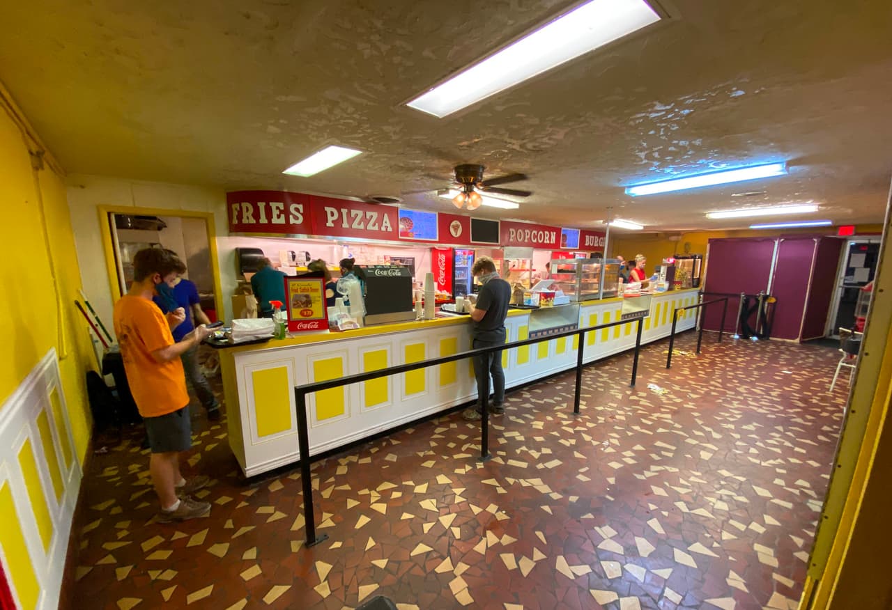 Solo una persona puede ingresar a la tienda donde venden bebidas, pop-corn, pizza y otros alimentos y snacks.
<br>