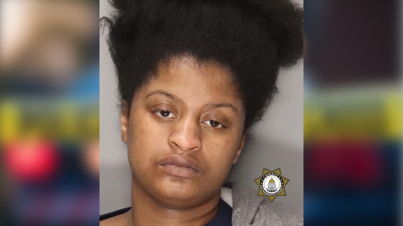 Arrestan a mujer en conexión con la muerte de una niña de 4 años, la hija de su amiga