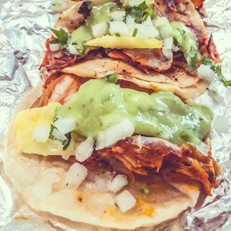 <b>Con ocho camiones-stands, Leo Tacos ha sabido abarcar gran parte de Los Ángeles</b> y sus deliciosos tacos los puedes encontrar ya sea en la Sunset Blvd con la avenida Western, o bien en la intersección de Venice con la Vermont o con La Brea avenue.
<br>Se caracterizan por sus tacos al pastor, preaprados con la auténtica y original receta de Ciudad de México. Su reputación es confirmada tanto por guías de restaurantes como por clientes, quienes afirman que aquí están "los mejores tacos al pastor de todo Los Ángeles". Para comprobarlo, sólo debes ordenar y degustar.
<br>