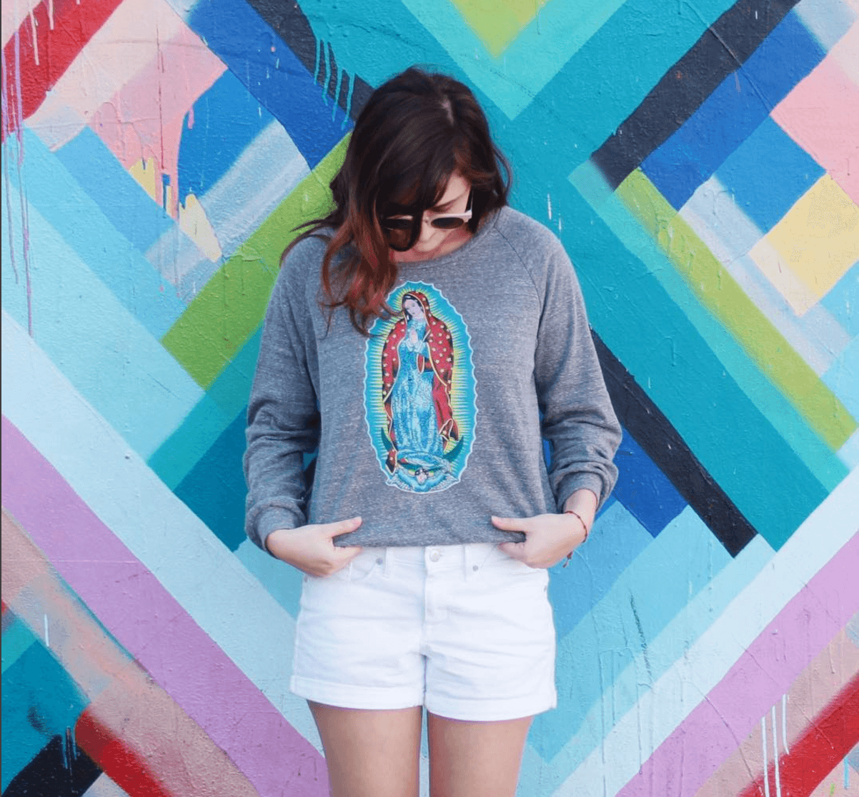 Más allá de las tradicionales medallitas,
<a href="https://www.instagram.com/p/BHspBkFgQ2H/?taken-by=partyskinny">los diseñadores</a> han encontrado en estampados de la virgen una manera de hacer única su ropa. Camisetas y sacos básicos se convierten en objeto de moda con tan solo su estampado.