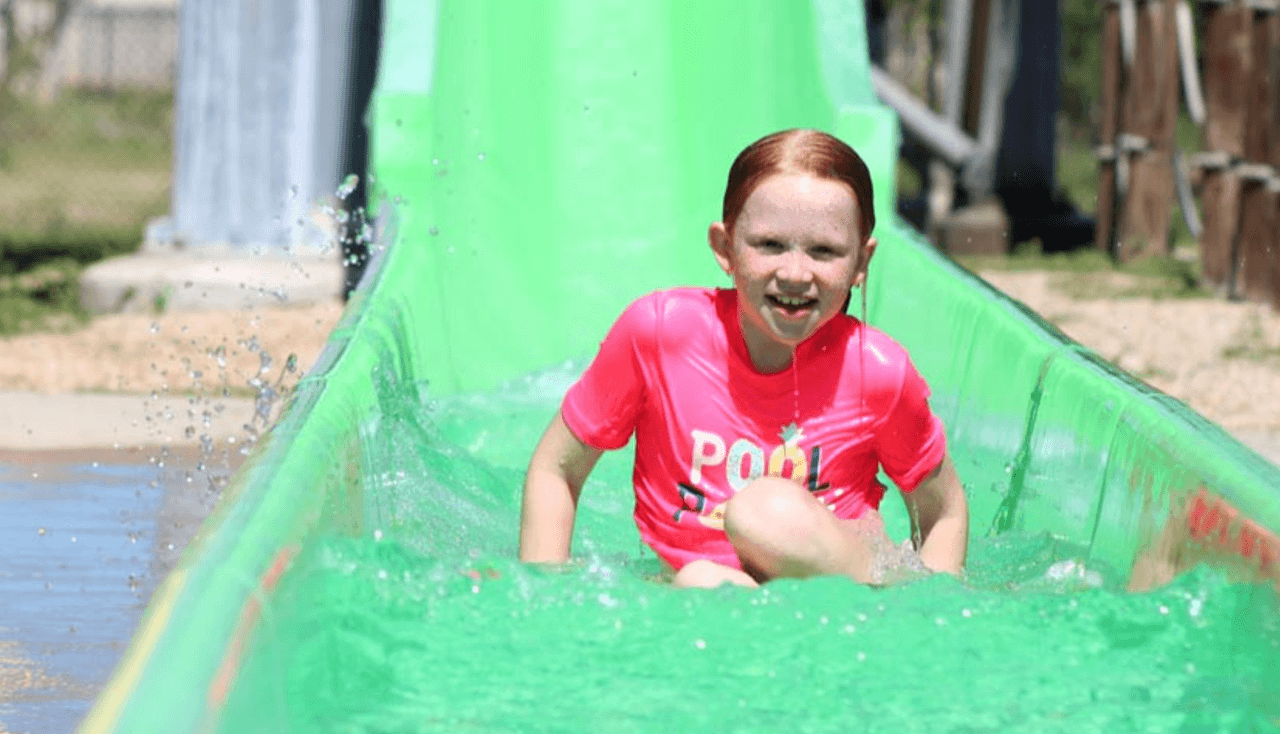 <b><a href="https://hfalls.com/" target="_blank">Hawaiian Falls</a> -</b> Este parque cuenta con cuatro locaciones en el área de Dallas-Fort Worth además de una en Waco. Este parque brinda mucha diversión, piscinas para todas las edades, cabañas, lugares de diversión para los más pequeños del hogar y mucha comida en especial los famosos helados de una diversidad de sabores. No se requiere mascarillas y están abiertos a máxima capacidad. Para más detalles sobre los horarios y restricciones visite hfalls.com.
<br>