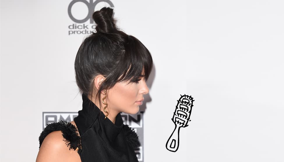 Al estilo oriental: Una ventaja de este recogido es que te regala unos cuantos centímetros de altura. Haz una coleta alta y enrolla sobre ella misma bien pegada a la raíz. Debes de darle altura y el chongo debe de quedar alargado. Lo importantes es que no quede con la forma del típico chongo de bailarina.