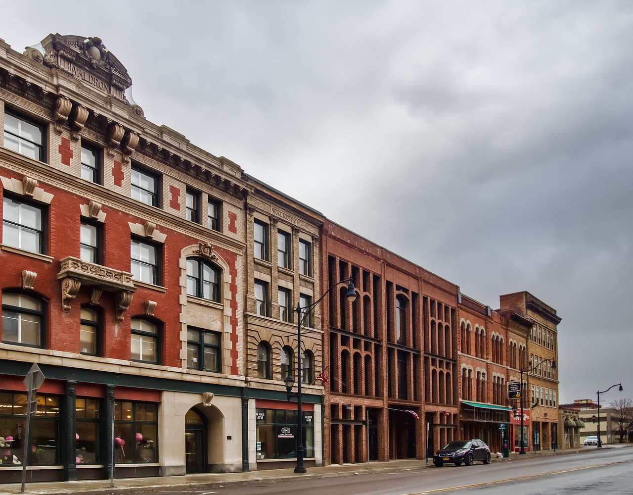 En el puesto 11 se encuentra Binghamton, Nueva York.
<br>
<br>• Empleo: 2014-2019: -4,2% (107.162 a 102.691).
<br>
<br>• Empleo estatal: 2014-2019: + 2.2% (9,009,079 a 9,203,379).
<br>
<br>• Desempleo de junio: 4.0%.
<br>
<br>• Industria con la mayor disminución del empleo: comercio, transporte y servicios públicos.
<br>
<br>• Ingreso promedio de un hogar: $ 50,545.