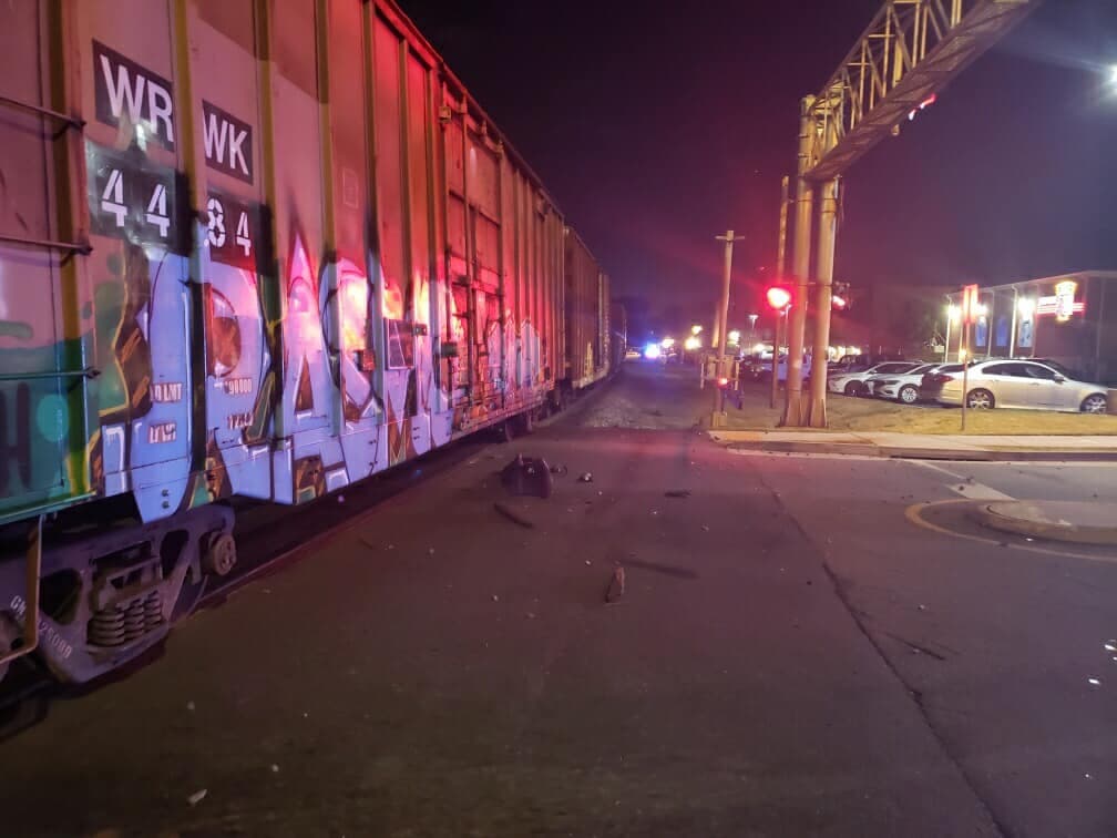 El incidente fue reportado poco después de las 10 pm sobre una interesección en Buford Highway, cuando el vehículo "quedó inmóvil" sobre las vías,
<b><a href="https://www.duluthga.net/departments/police_departments/departments/contact_us.php" target="_blank">informó la Policía de Duluth.</a></b>