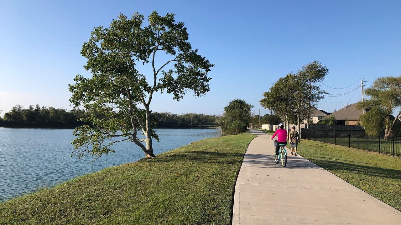 El parque tiene una milla para que los visitantes puedan caminar, trotar o montar bicicletas admirando el lago.