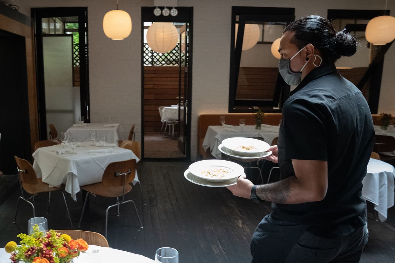Los restaurantes de la zona naranja que vuelvan a abrir para cenar en el interior deben limitar el número de comensales a cuatro por mesa.