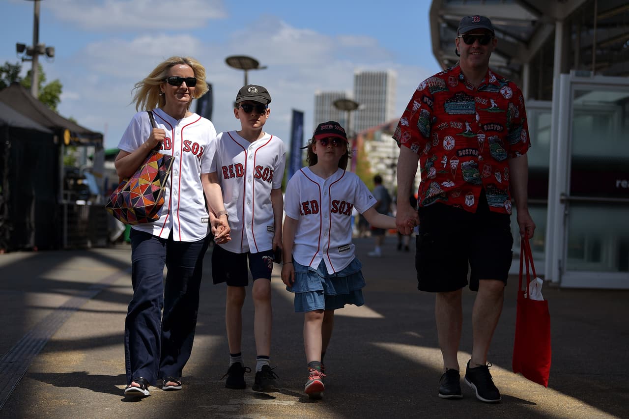 El duelo entre Boston Red Sox y New York Yankees, el partido más tradicional de la MLB, llegó a Londres, donde encendió el fuego de los fanáticos de las Grandes Ligas en Inglaterra.