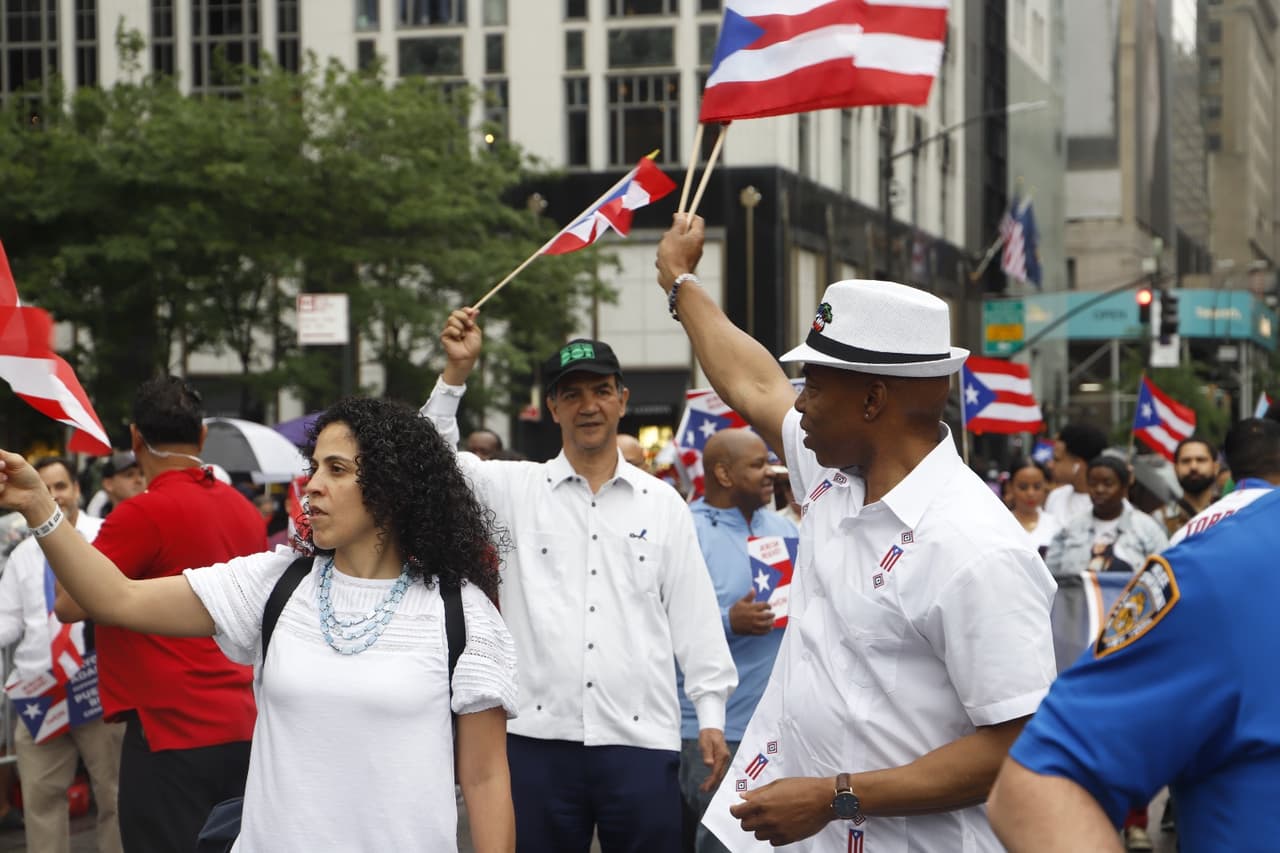 El alcalde de NYC, Eric Adams, formó parte del desfile junto a otros funcionarios públicos.